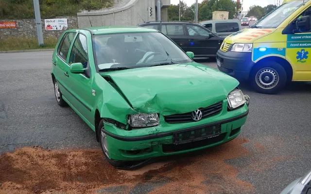 Srážka dvou volkswagenů na křižovatce Pekárenské a Nádražní