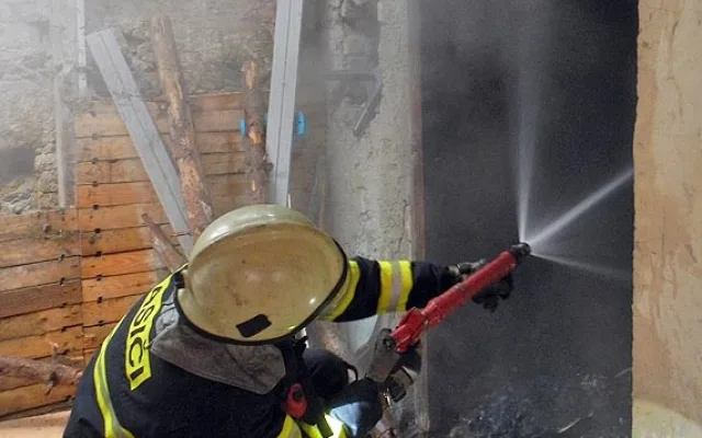 Požár odpadků v jednom bytě u Bukové
