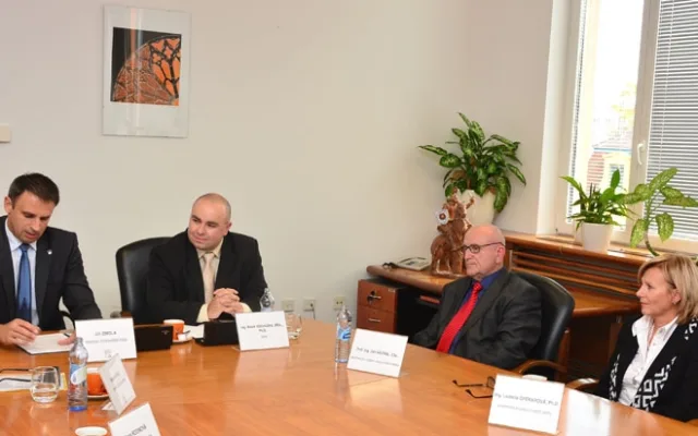 Jihočeský hejtman Zimola, rektor VŠTE Vochozka a prorektoři Váchal s Opekarovou