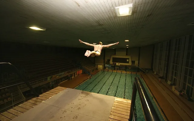 Cliff Diver Jan Bílý v tréninku při skoku do bazénu. Foto Michael Hon