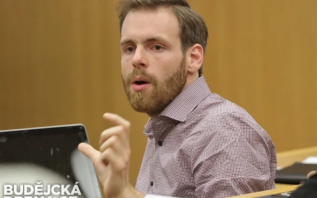 Diskutující Ondřej Kašpárek, jeden z autorů předešlé strategie rozvoje kultury v Budějcích