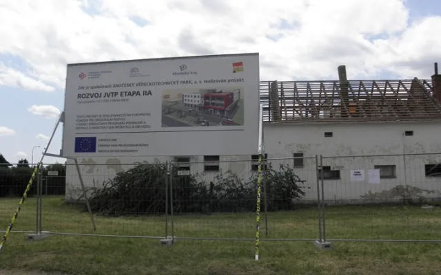 Místo, kde nyní roste nová budova Jihočeského vědeckotechnického parku