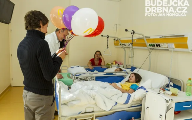 Výtěžek z charitativní fotbalové exhibice dostalo onkohematologické oddělení budějcké nemocnice