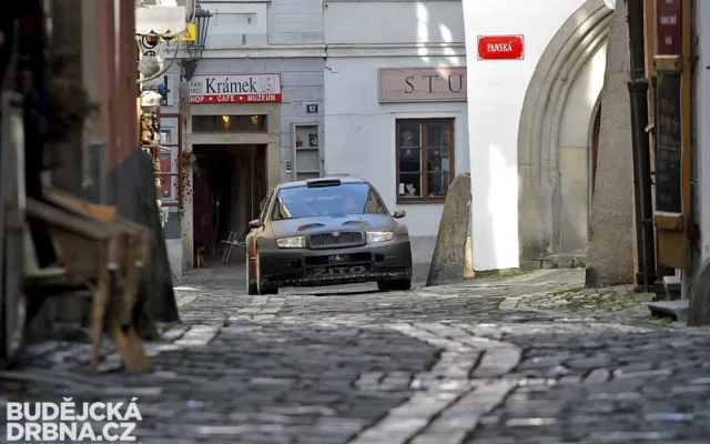 Motor závodního speciálu hřměl v krumlovských ulicích