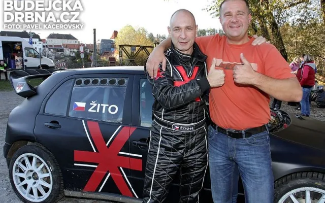 Žito v přátelském objetí s Jindřichem Kuncem, majitelem Penzionu V Suchu, kde byli filmaři ubytovaní