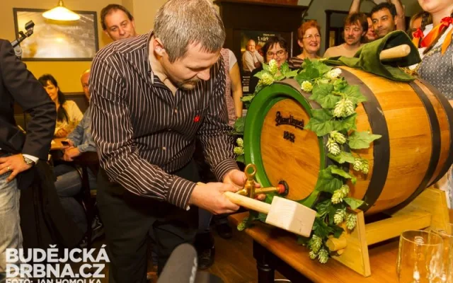 Koňský povoz přivezl do Budějc dubové sudy s nefiltrovaným plzeňským ležákem