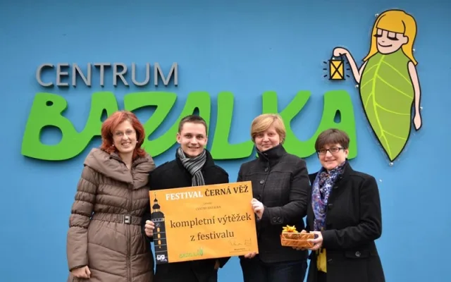 Ředitelka Centra Bazalka Vanda Polívková přebírá výtěžek 11 tisíc korun z rukou Milana Plevy, ředitele festivalu