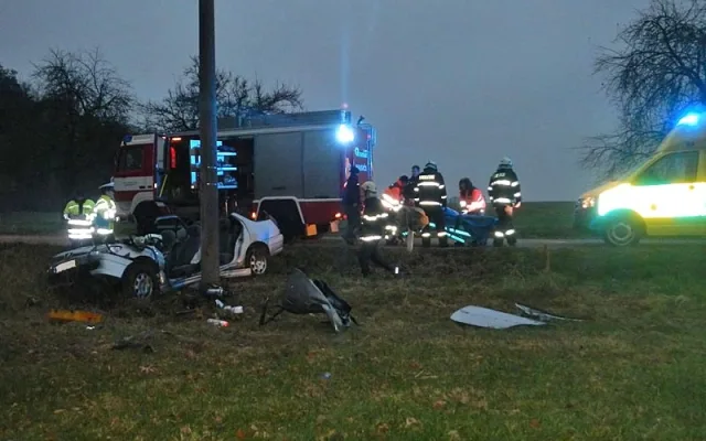 Zdemolovaný Peugeot 306 po ranní nehodě nedaleko Týna nad Vltavou