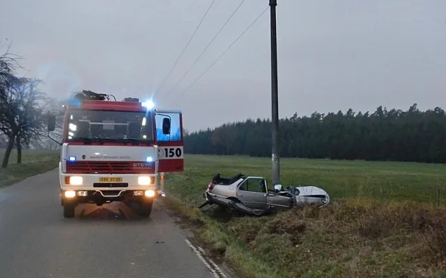 Peugeot 306 narazil do sloupu