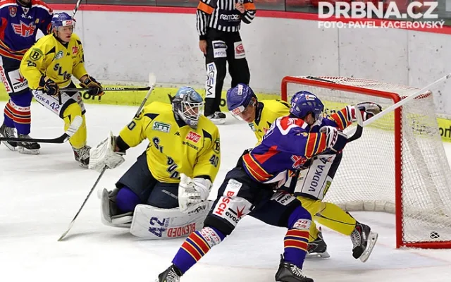 Střílená přihrávka Šachla z rohu se odrazila od hostujícího hráče do branky, vpředu se raduje Ondřej