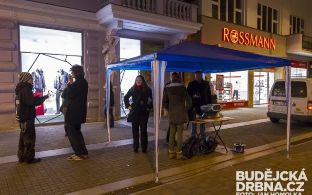 Promítání filmu Pozemšťané na Lannově třídě