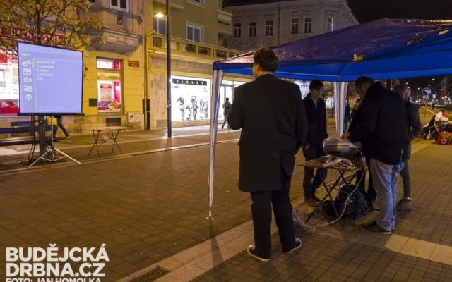 Promítání filmu Pozemšťané na Lannově třídě