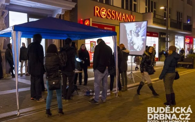 Promítání filmu Pozemšťané na Lannově třídě