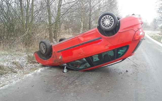 Škoda Fabia Combi skončila u Olešníku na střeše
