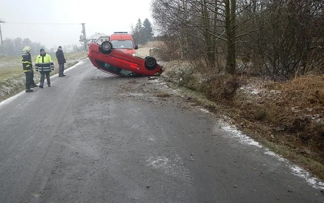 Škoda Fabia Combi skončila u Olešníku na střeše
