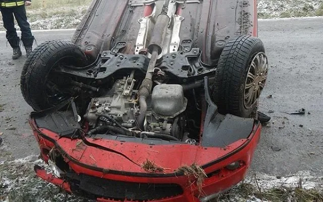 Škoda Fabia Combi skončila u Olešníku na střeše