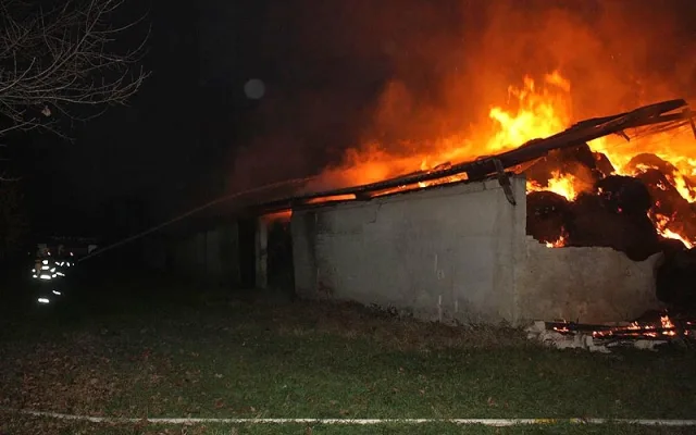 Požár skladu slámy v Čejkovicích