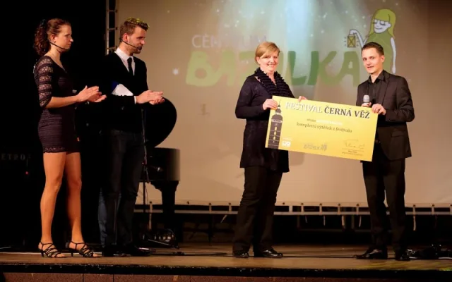 Ředitelka Centra Bazalka Vanda Polívková přebírá šek v hodnotě výtěžku festivalu z rukou Milana Plevy, ředitele festivalu