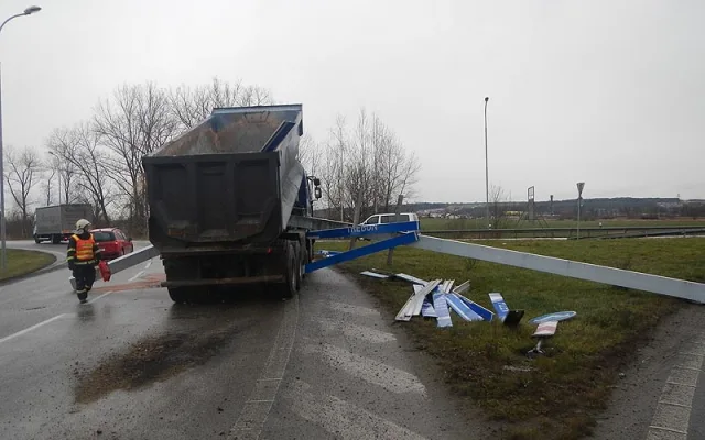 Nákladní automobil zničil dopravní návěst na kruhovém objezdu na Okružní ulici