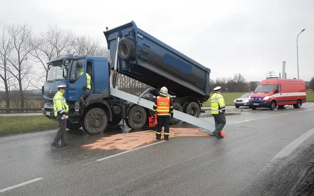 Nákladní automobil zničil dopravní návěst na kruhovém objezdu na Okružní ulici