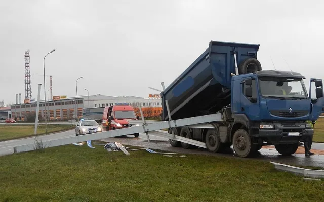 Nákladní automobil zničil dopravní návěst na kruhovém objezdu na Okružní ulici