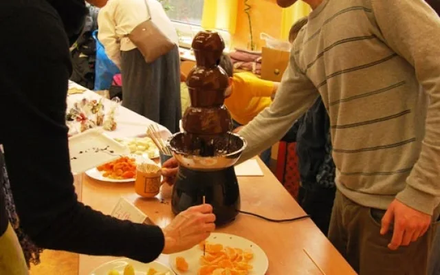 Čokoládová fontána byla obklopena nejen dětmi