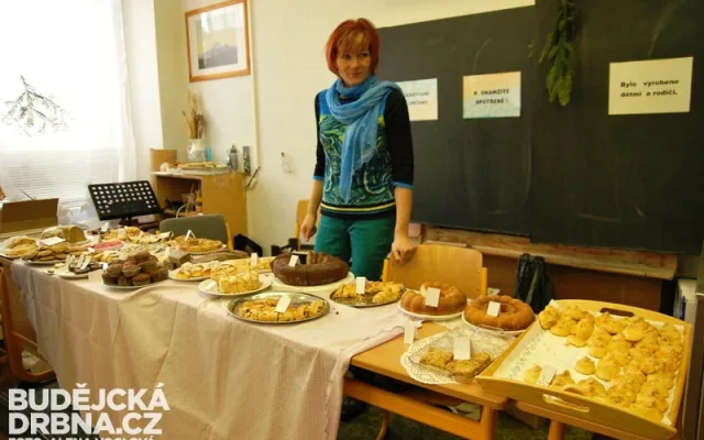 Sladkosti a punč na vánočním jarmarku nemohly chybět