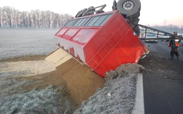 Havarovaný nákladní automobil mezi Dasným a Češnovicemi
