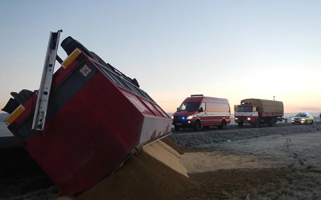 Havarovaný nákladní automobil mezi Dasným a Češnovicemi