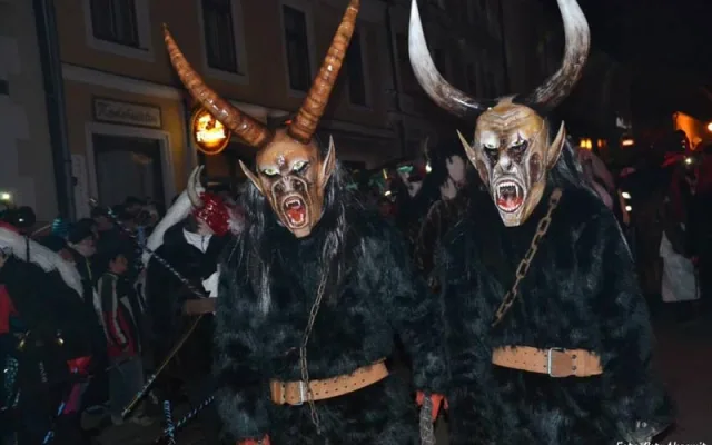 Pekelná tradice v Nových Hradech
