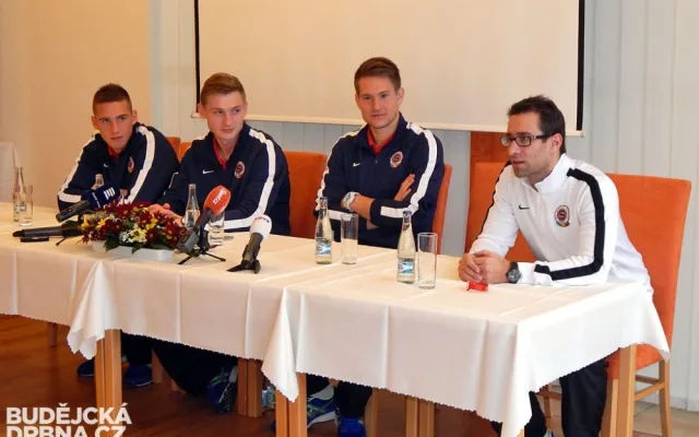 Tisková konference Sparty Praha v Třeboni. Zprava mluvčí klubu Ondřej Kasík, brankář Tomáš Vaclík a obránci Jakub Brabec a Pavel Kadeřábek