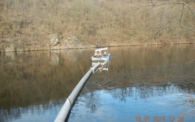Do řeky v Týně nad Vltavou ve čtvrtek dopoledne unikly ropné látky