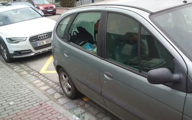Rozbité okno Renaultu Scénic Romana Jinšíka staršího