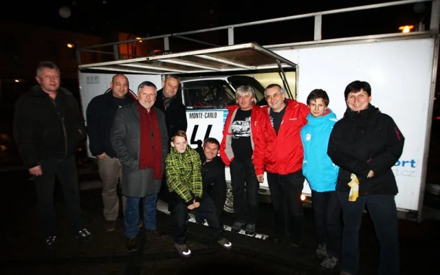 Odjezd týmu ČK motorsport z kaplického Náměstí směrem do Monte Carla