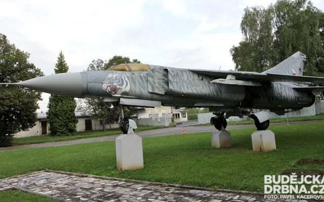 S tímto strojem, který je vystavený u hlavní brány letiště v Plané, Jiří Zabranský v minulosti létal