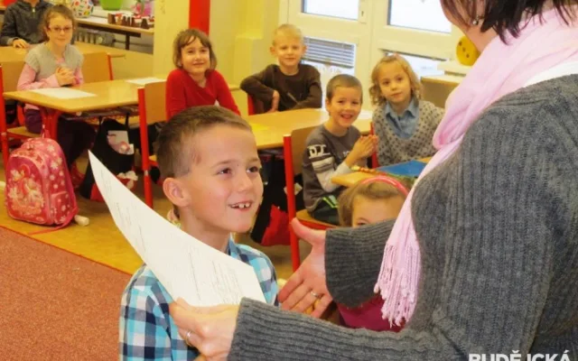 Prvňáčci ze ZŠ Máj I dostali pololetní vysvědčení