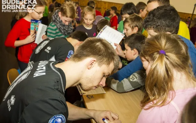 Nadšení školáci z Oskarky si zatrénovali s volejbalisty Jihostroje