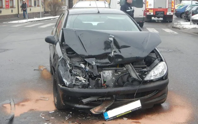 Peugeot 206 po čtvrteční kolizi v Ledenické ulici
