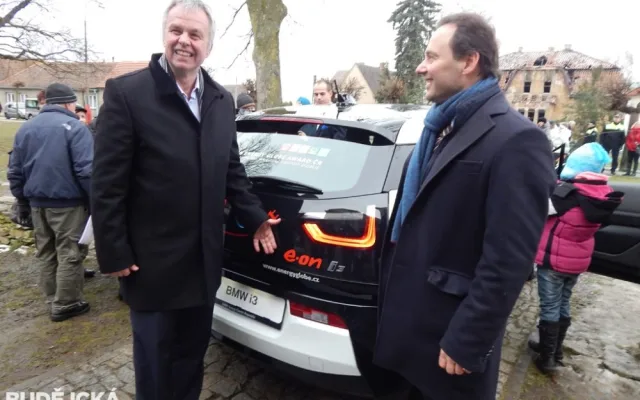 Předseda představenstva E.ON Czech Holding AG Michael Fehn (vlevo) a generální ředitel BMW Group ČR Josef Reiter