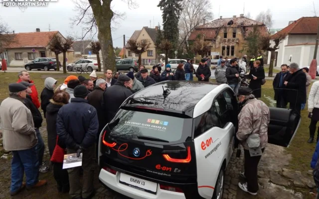 Všichni účastníci slavnostního předání BMW i3 si mohli vůz dokonale prohlédnout