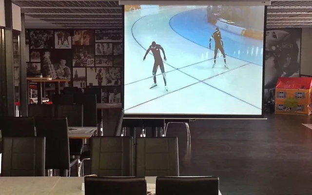Plátno, na kterém můžete sledovat zimní olympijské hry v Soči