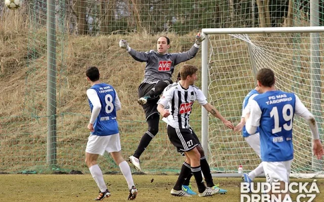 Křížek odvrací balon před Šimlem