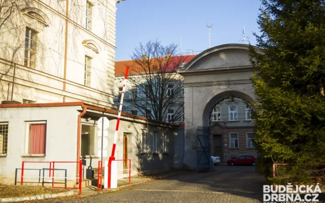 Žižkova kasárna nově patří městu České Budějovice