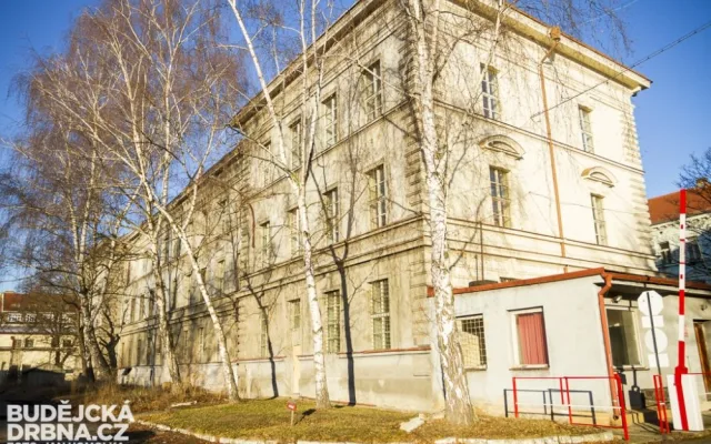 Žižkova kasárna nově patří městu České Budějovice