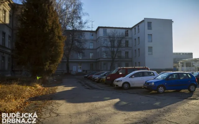 Žižkova kasárna nově patří městu České Budějovice