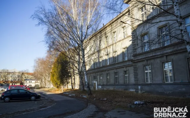Žižkova kasárna nově patří městu České Budějovice