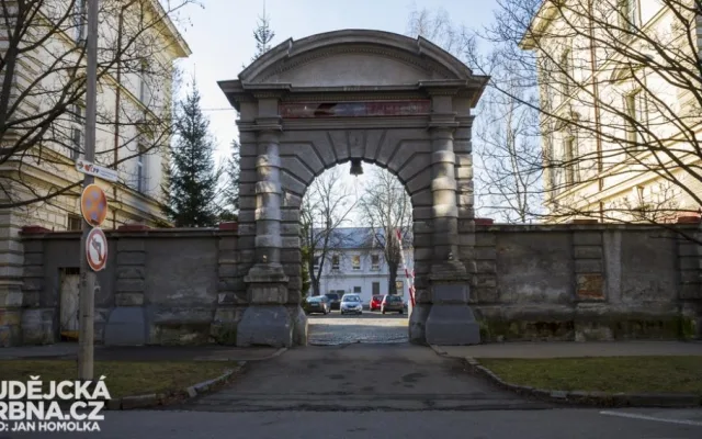 Žižkova kasárna nově patří městu České Budějovice