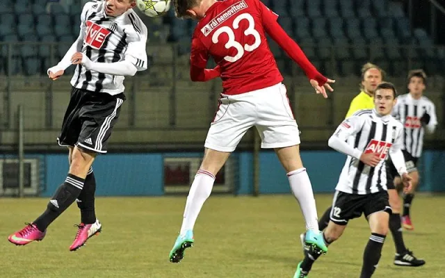 Hlavičkový souboj Zdeňka Linharta a Petra Mareše