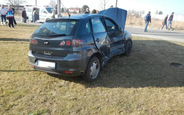 Seat po střetu s mini na křižovatce v Krčínově ulici
