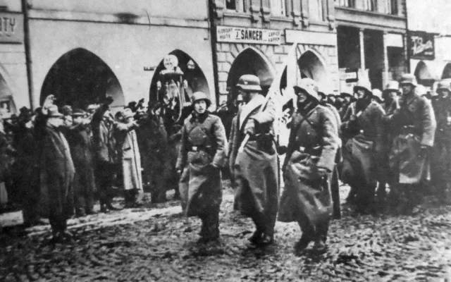 Němečtí vojáci přicházejí kolem 14. hodiny dne15. března 1939 na Masarykovo náměstí za heilování místních Němců
